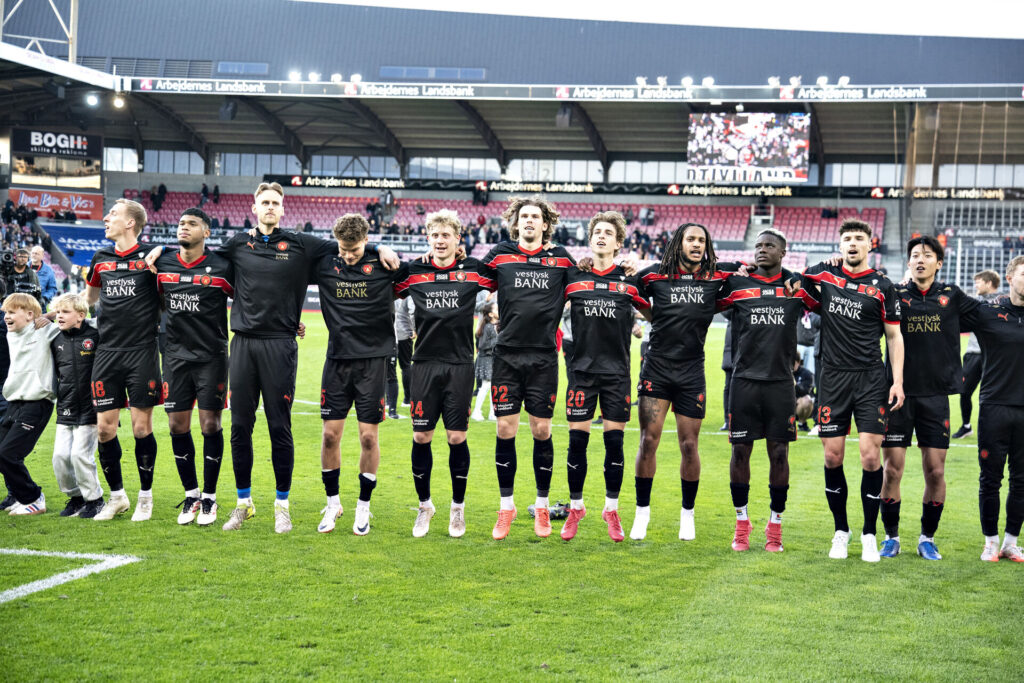 FCM hopper skulder om skulder.