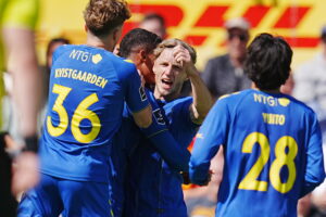 Frederik Alves bliver tiljublet af sine holdkammerater på Right to Dream Park, hvor han bragte Brøndby tilbage i kampen mod FCN med sin scoring til 1-1