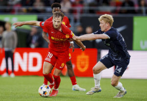 Benjamin Nygren i duel med Tobias Mølgaard.