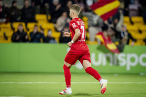 Sindre Walle Egeli efter en scoring.