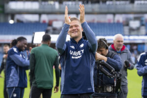 Andreas Cornelius klapper ud til fansene efter en sejr med F.C. København