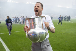 Jacob Neestrup jubler med mesterskabspokalen i hænderne.