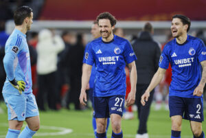 Thomas Delaney og Kevin Diks griner sammen.