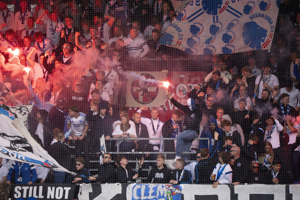 FCK-fans med pyro på Cepheus Park i Randers.