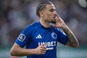 Jordan Larsson jubler efter scoring.