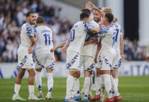 Pantelis Hatzidiakos og resten af FCK-spillerne jubler.