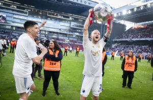 Nicolai Boilesen løfter trofæet.