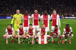 Ajax-mandskab inden kamp.