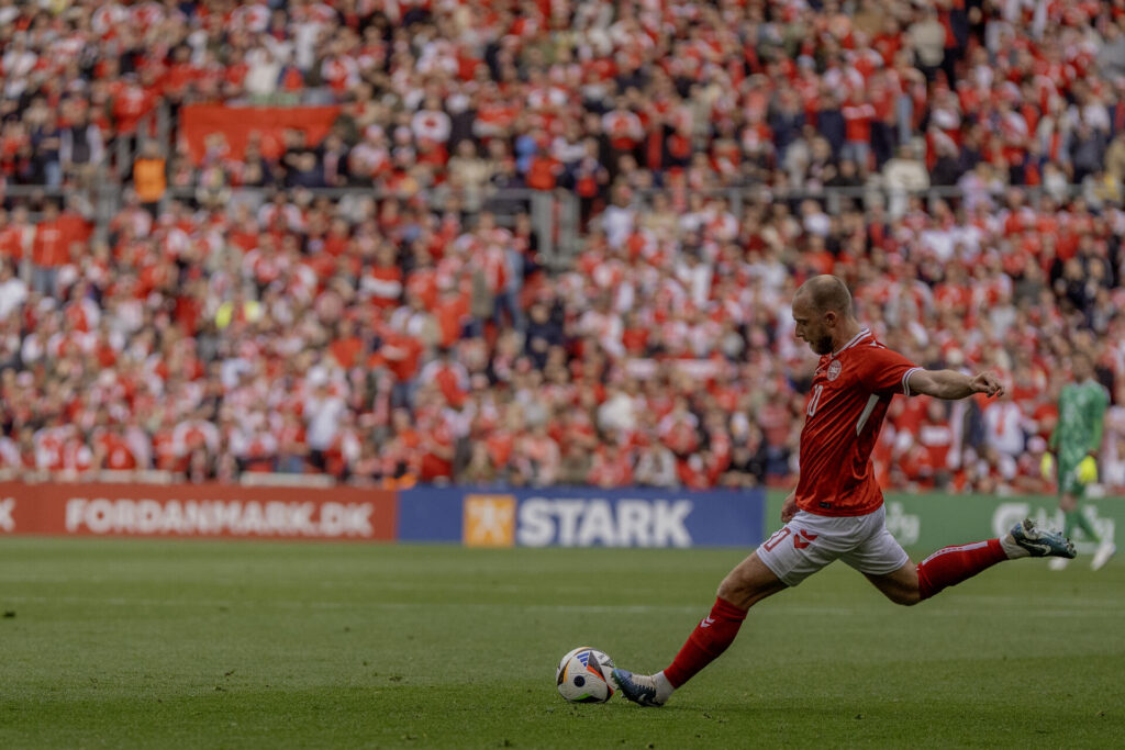 Christian Eriksen sparker til bolden.