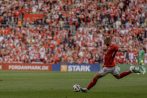 Christian Eriksen sparker til bolden.