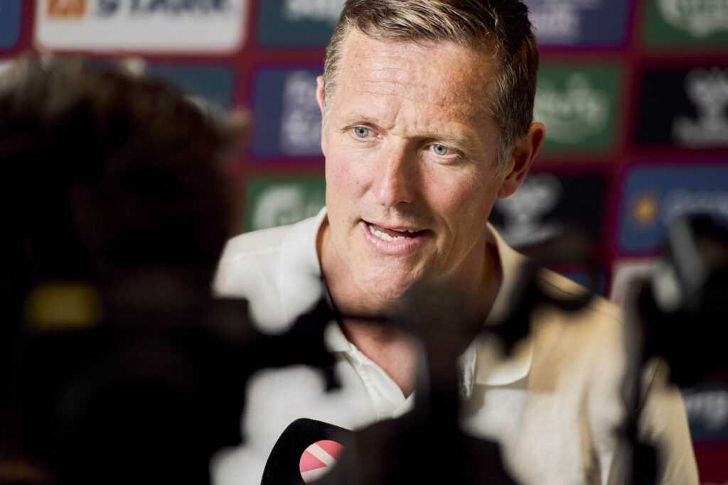 Peter Møller i interview med tv.