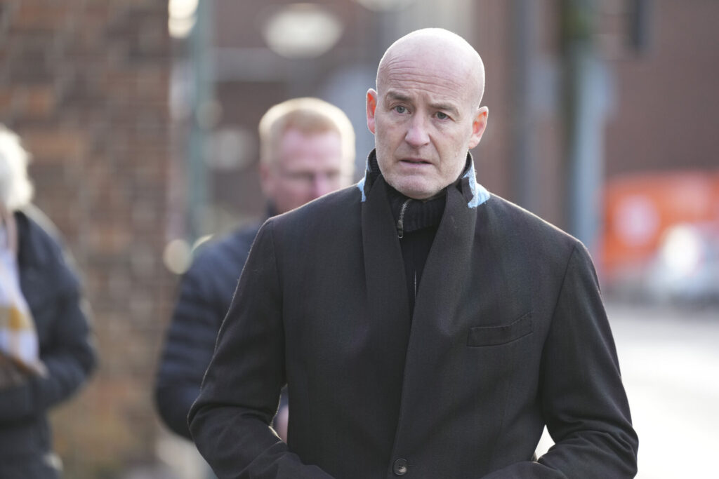 Michael Schjønberg klædt helt i sort.