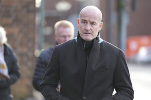 Michael Schjønberg klædt helt i sort.