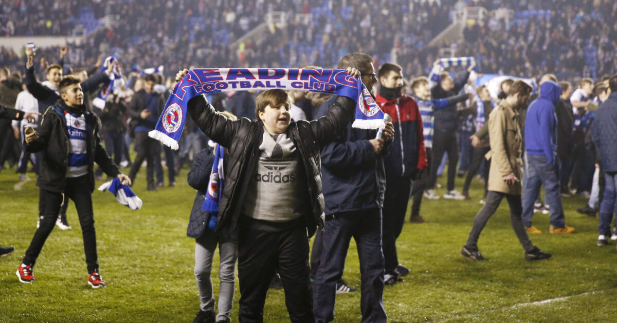 Officielt: Amerikanere køber Reading Football - Reading v Bradford City - FA Cup Quarter Final Replay - The Madejski Stadium - 16/3/15 Reading fans invade the pitch at the end Action Images via Reuters / Peter Cziborra Livepic EDITORIAL USE ONLY.No use with unauthorized audio, video, data, fixture lists, club/league logos or 