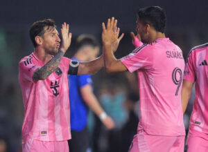 Messi og Suarez high-fiver