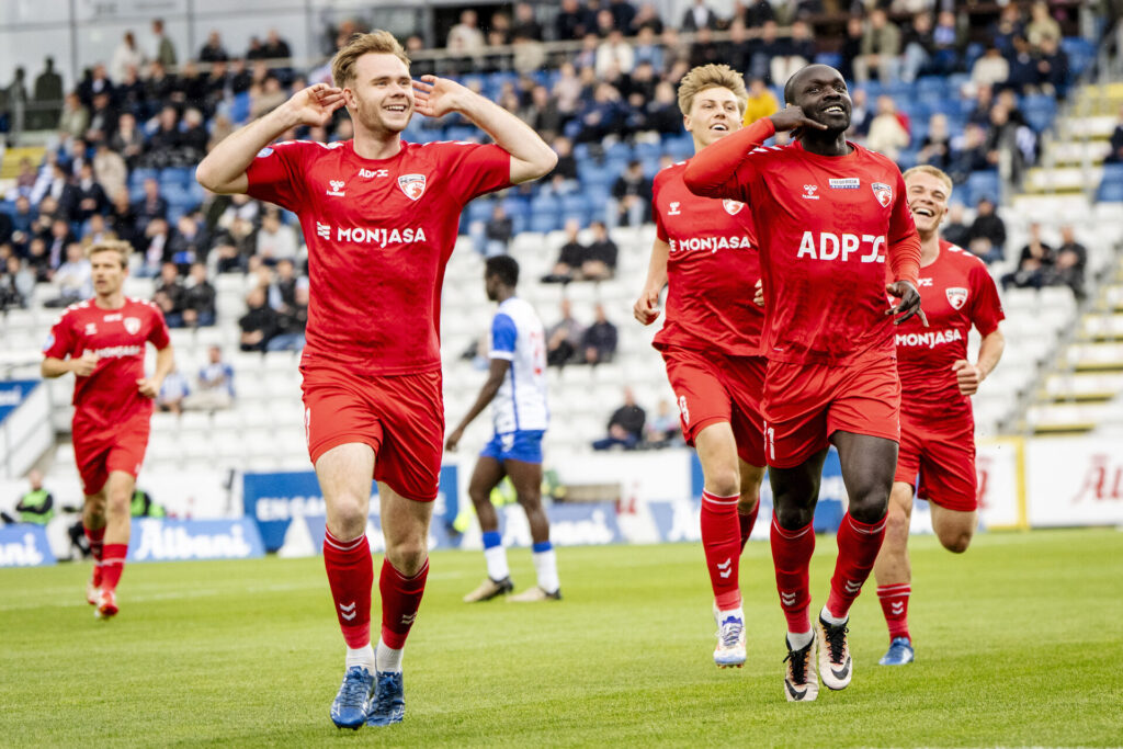 FC Fredericia-spillerne jubler over en scoring mod OB.