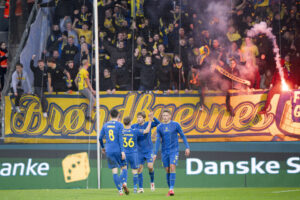 Brøndby-spillere jubler foran fans.