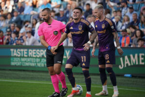 Galaxy-spiller ømmer sig mens Marco Reus ser til.