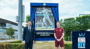 Kevin De Bruyne foran sin mosaik.