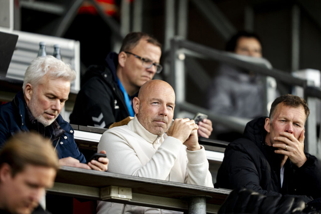 Brian Riemer på plads på lægterne til en Superliga-kamp.