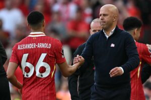 Arne Slot og Trent Alexander-Arnold giver hånd.