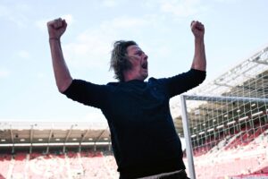 Bo Henriksen jubler med hænderne over hovedet.