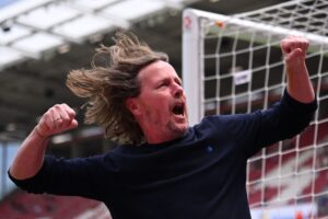 Bo Henriksen jubler med knyttede næver.