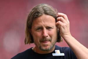 Bo Henriksen retter på håret og slikker sig om munden under en Mainz 05-kamp