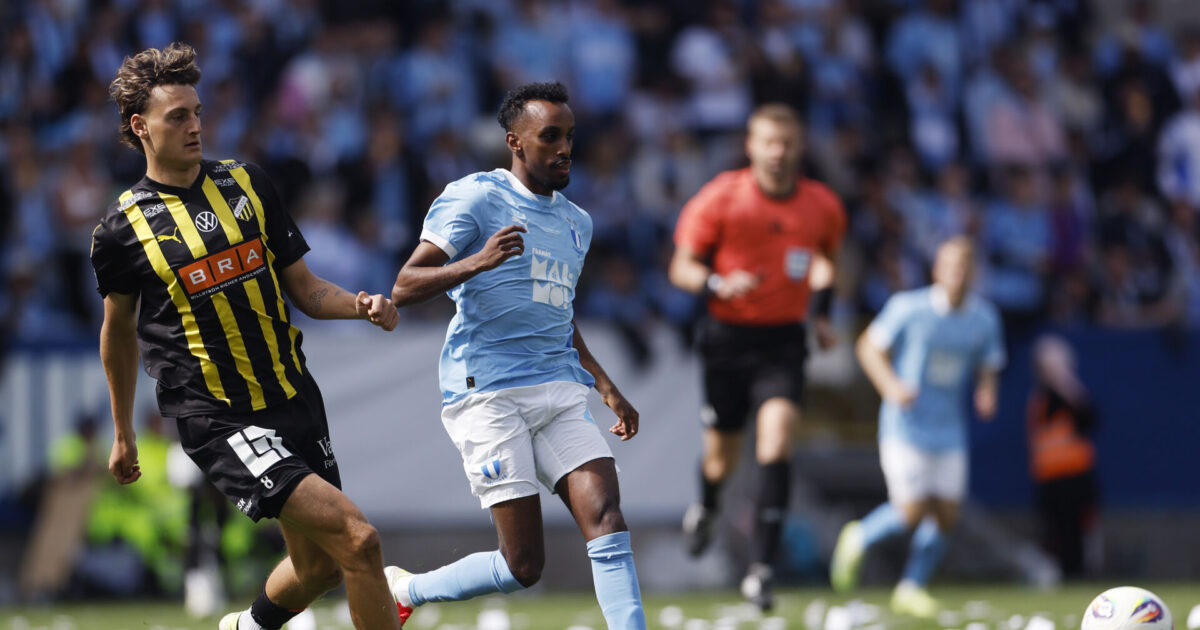 Dansker sørger for BK Häcken-triumf i skandaleramt svensk pokalfinale BK Häckens dansker Silas Andersen i duel med Malmös Taha Abdi Ali. Foto: Andreas Hillergren/TT/Ritzau Scanpix