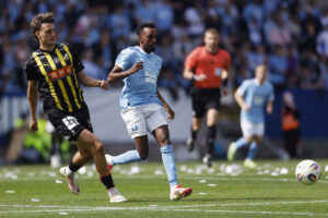 BK Häckens dansker Silas Andersen i duel med Malmös Taha Abdi Ali.