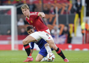 Rasmus Højlund skærmer sin modstander.