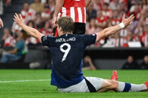 Rasmus Højlund slår armene ud