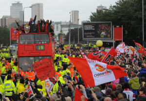 Manchester Uniteds spillere fejrer mesterskabet i 2011 fra en dobbeltdækkerbus.