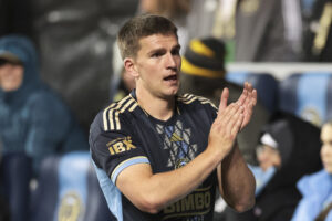 Mikael Uhre klapper ud til fans