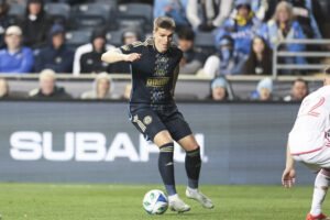 Mikael Uhre har bolden for fødderne.