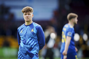 Mathias Kvistgaarden varmer op for Brøndby IF i Superligaen