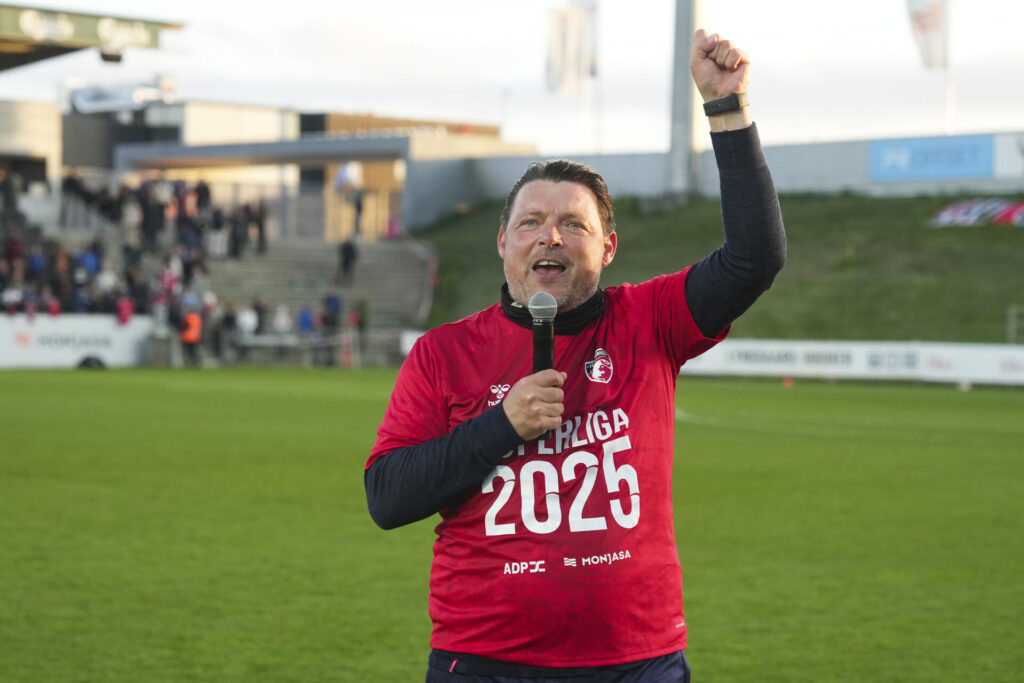 Michael Hansen jubler over FC Fredericias oprykning til Superligaen.