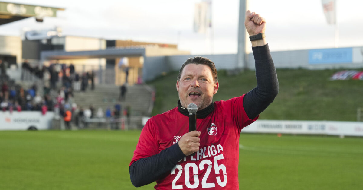 Michael Hansen våd af champagne: Der er friweekend! Foto: Claus Fisker/Ritzau Scanpix