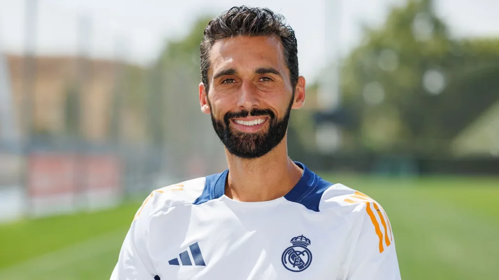Alvaro Arbeloa i hvidt tøj