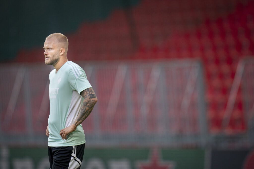 Boilesen tager sig til hoften