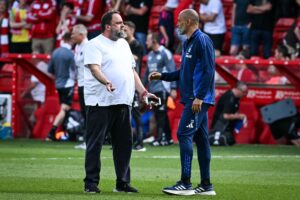 Evangelos Marinakis og Nuno Espirito Santo på banen efter Nottingham Forests kamp mod Leicester.