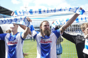 OB's Bjørn Paulsen står med et OB-halstørklæde over hovedet.