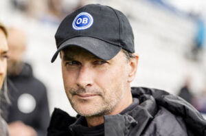 Krogh kigger til venstre