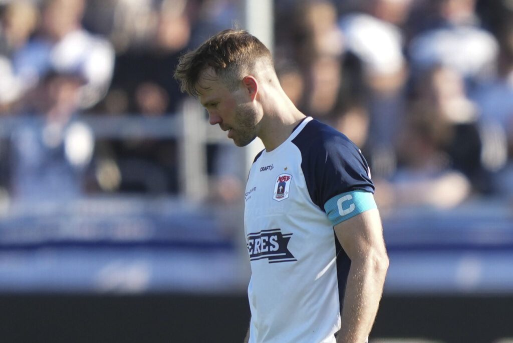 Mortensen kigger ned i jorden