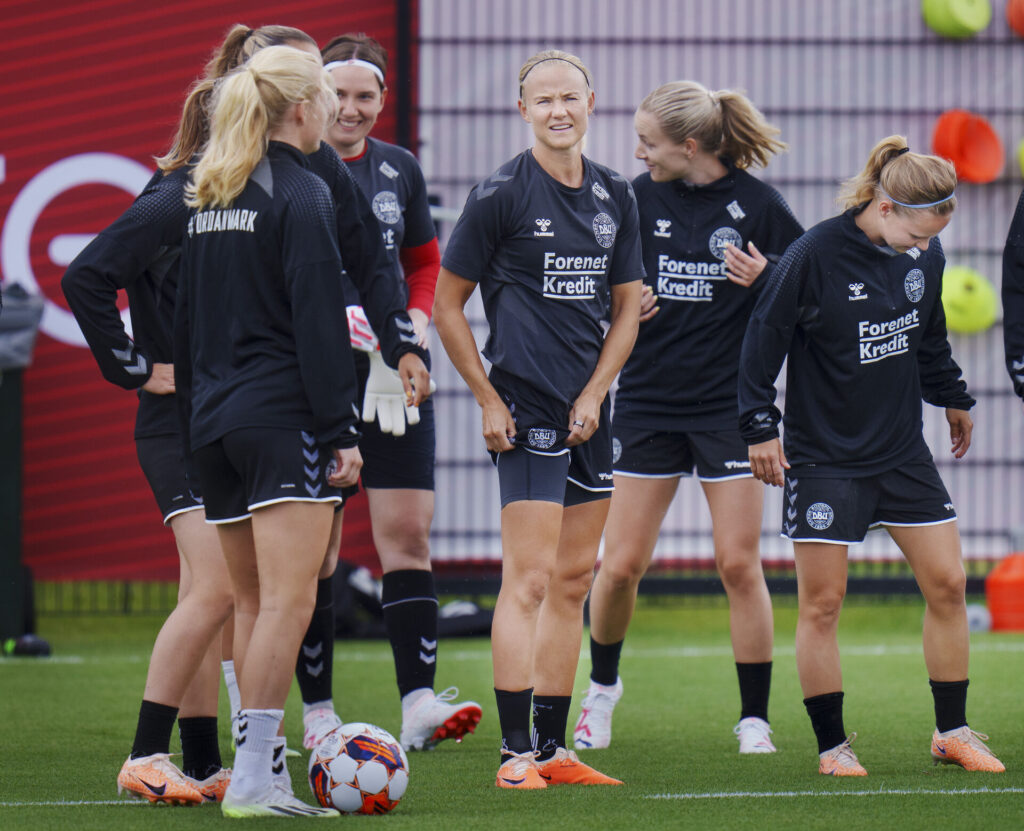 Spillerne fra kvindelandsholdet samlet i rundkres.