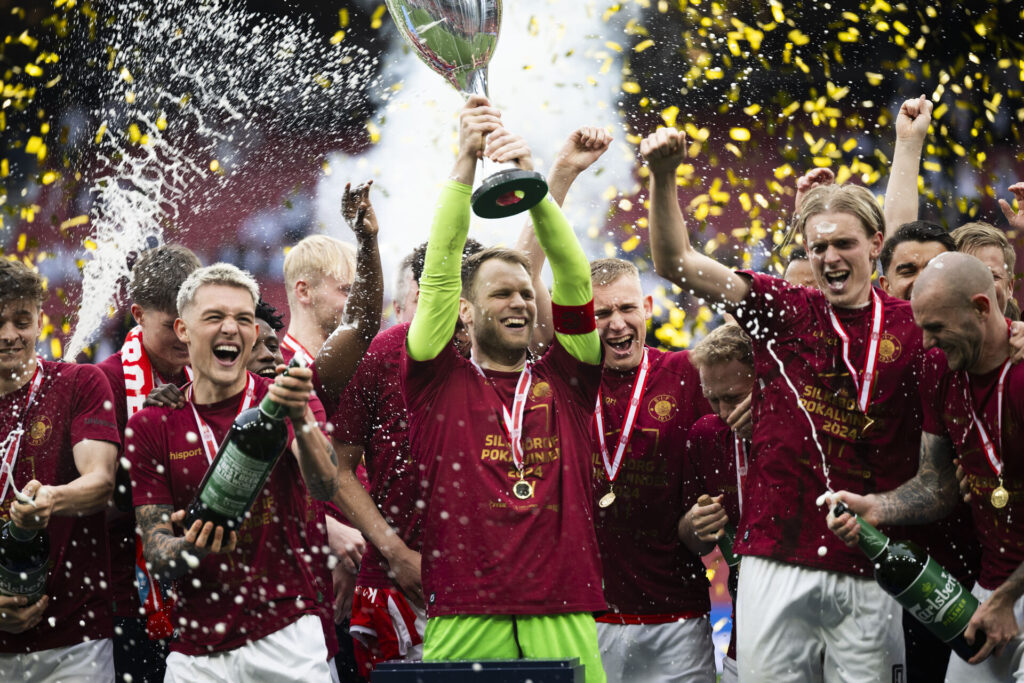 Silkeborg IF løfter trofæet.