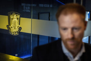 Benjamin Schmedes foran Brøndby-logo.