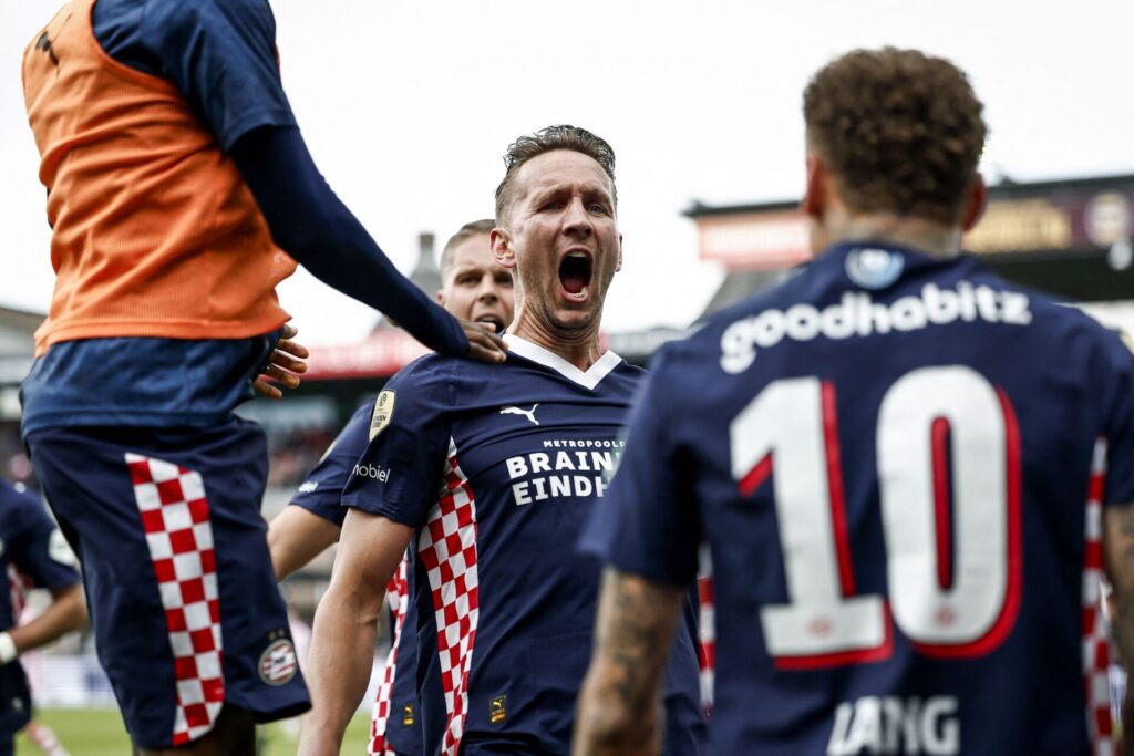 Luuk de Jong fejrer en scoring med sine PSV Eindhoven-holdkammerater.