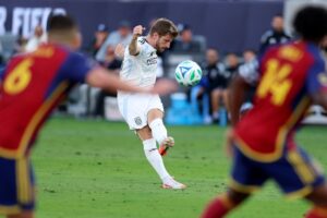 Anders Dreyer sparker til bolden.