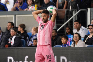 Jordi Alba i færd med at tage et indkast.